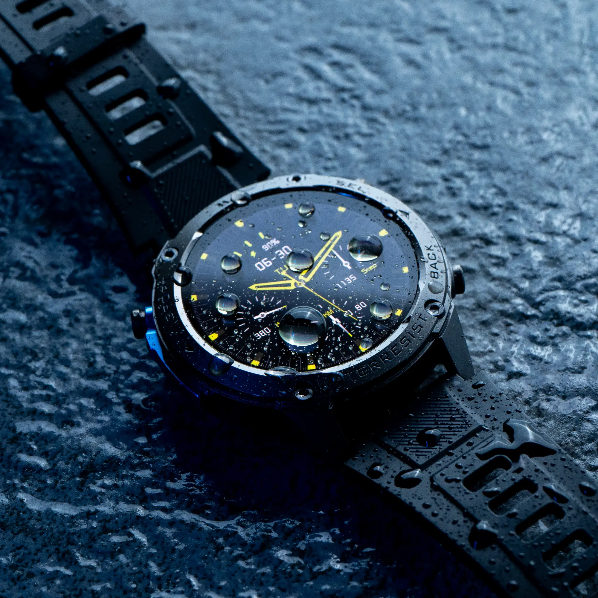 Smartwatch Nazumi Z3 pokryty kroplami wody